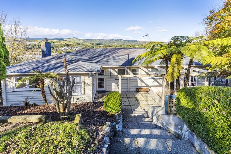 Photo of property in 15a Romney Square, Tawa, Wellington, 5028