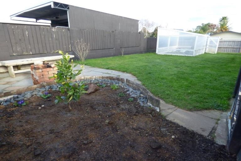 Photo of property in 17a Edgewater Parade, Waiuku, 2123