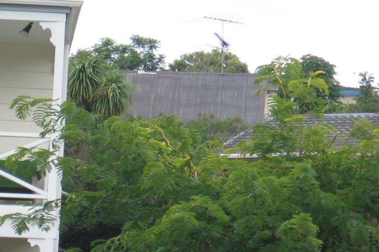 Photo of property in 2/18 Glenwood Avenue, Birkenhead, Auckland, 0626