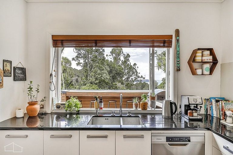 Photo of property in 46 Otitori Bay Road, Titirangi, Auckland, 0604