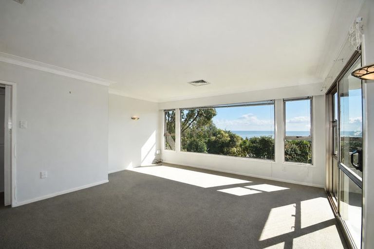 Photo of property in 24 Domain Crescent, Muriwai, Waimauku, 0881