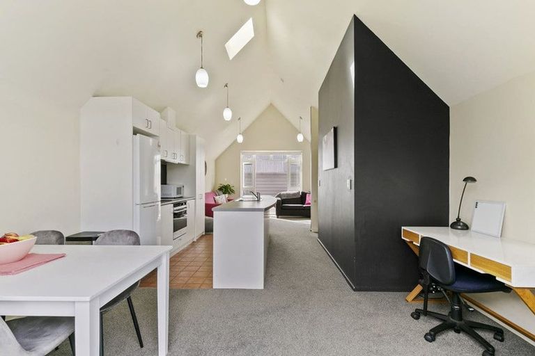 Photo of property in Pirie Street Townhouses, 18/35 Pirie Street, Mount Victoria, Wellington, 6011