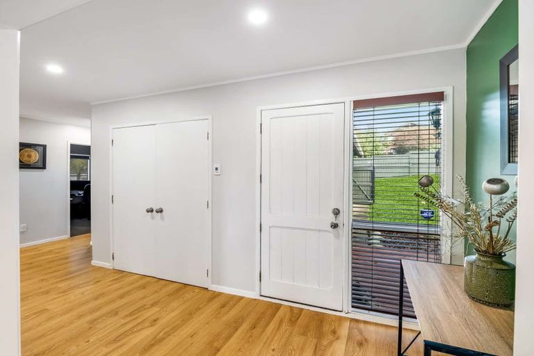 Photo of property in 10 Glen Vista Place, Bayview, Auckland, 0629