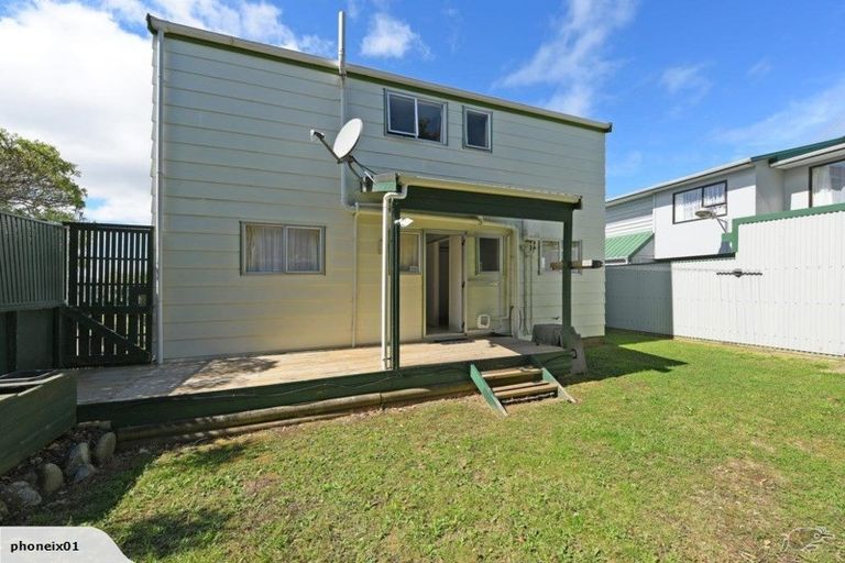 Photo of property in 7 Fitzpatrick Street, Newlands, Wellington, 6037