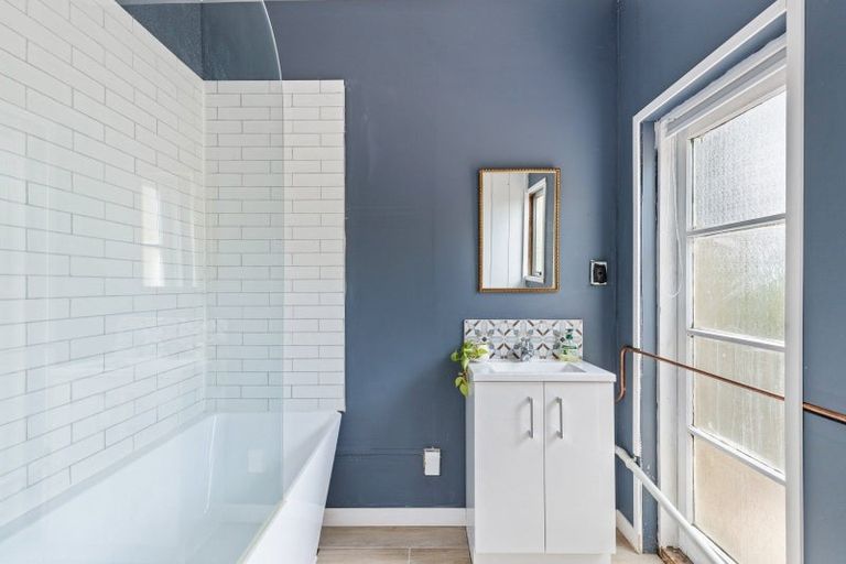 Photo of property in 13 Lindaver Grove, Merrilands, New Plymouth, 4312