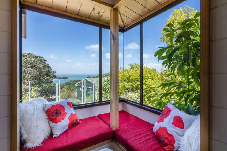 Photo of property in 52 Rauhuia Crescent, Parau, Auckland, 0604