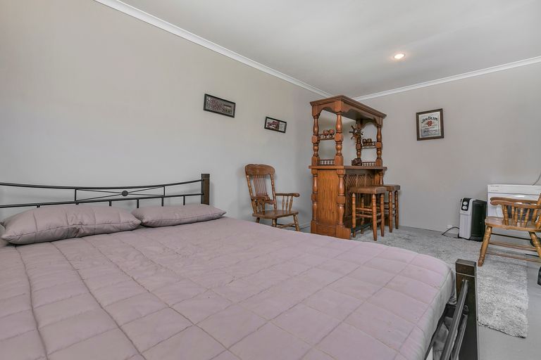 Photo of property in 17 Matua Road, Huapai, Kumeu, 0810