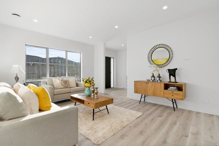 Photo of property in 16 Kilmacrennan Drive, Rosehill, Papakura, 2113