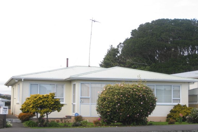Photo of property in 27 South Road, Moturoa, New Plymouth, 4310