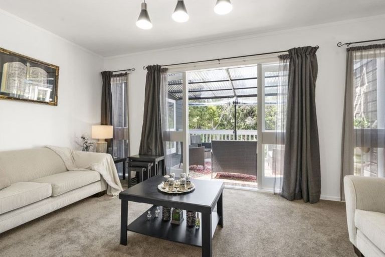 Photo of property in 70 Chelsea View Drive, Chatswood, Auckland, 0626