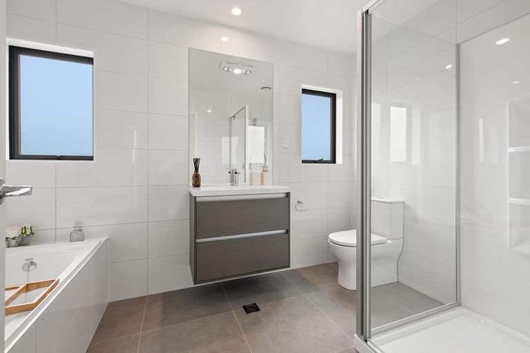 Photo of property in 2/529g Massey Road, Mangere, Auckland, 2022