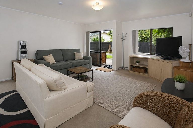 Photo of property in 2/38 Maplesden Drive, Clendon Park, Auckland, 2103