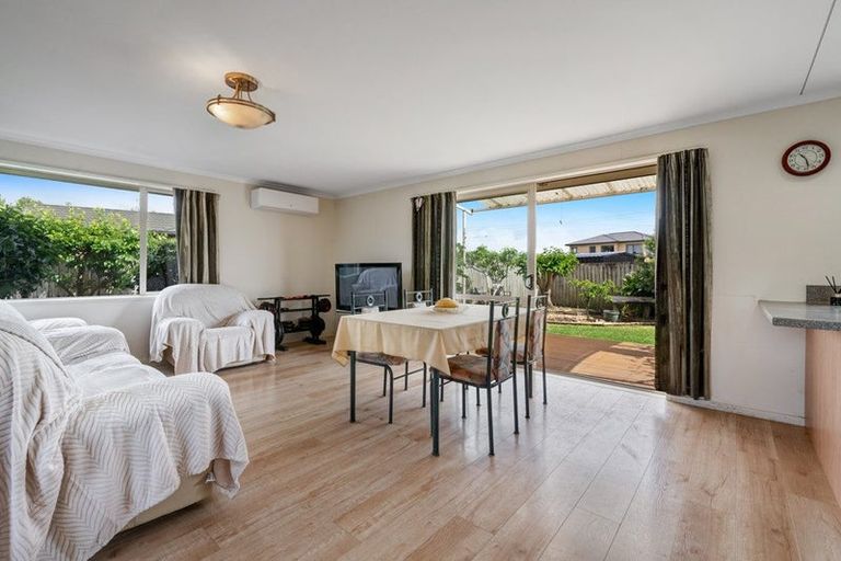 Photo of property in 17 Aitkenhead Court, Parakai, 0830