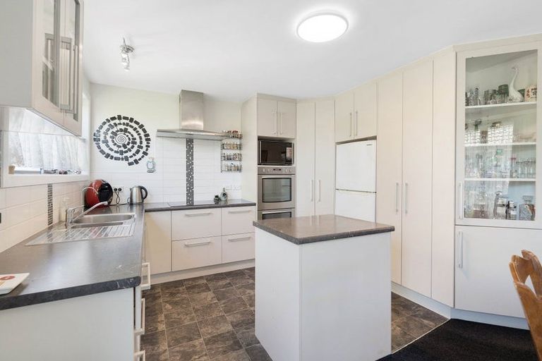 Photo of property in 15 Resolution Place, Bryndwr, Christchurch, 8053