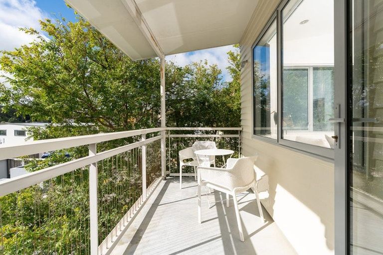 Photo of property in 58 Tiketike Way, Brooklyn, Wellington, 6021