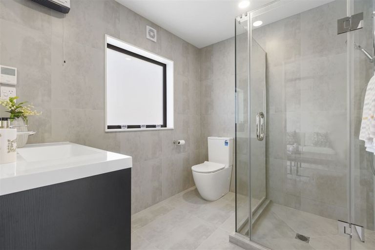 Photo of property in 24 Lorikeet Place, Unsworth Heights, Auckland, 0632