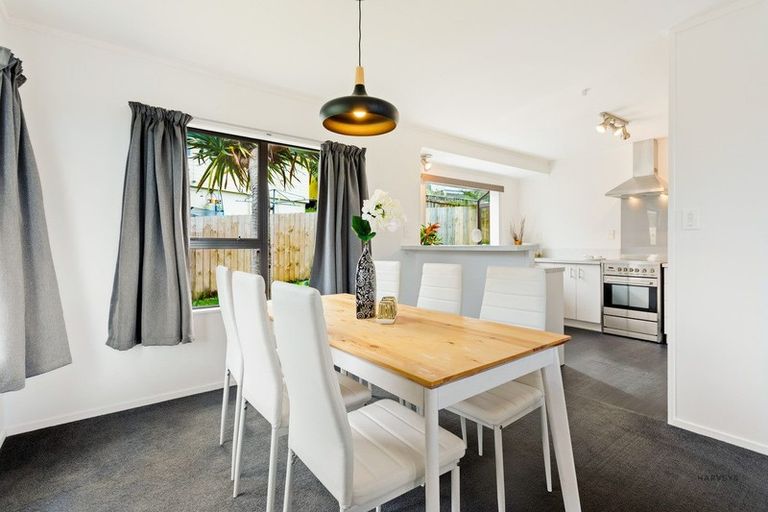 Photo of property in 26 Amery Place, West Harbour, Auckland, 0618