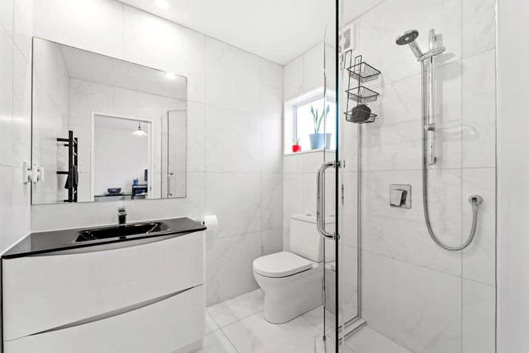 Photo of property in 31 Centreway Road, Orewa, 0931