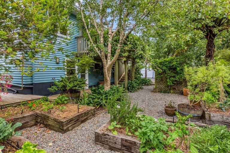 Photo of property in 60 Taylor Terrace, Tawa, Wellington, 5028