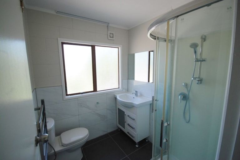 Photo of property in 1/16 Roberts Road, Glenfield, Auckland, 0629