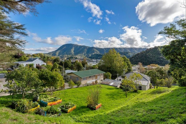 Photo of property in 15 Milton Terrace, Picton, 7220