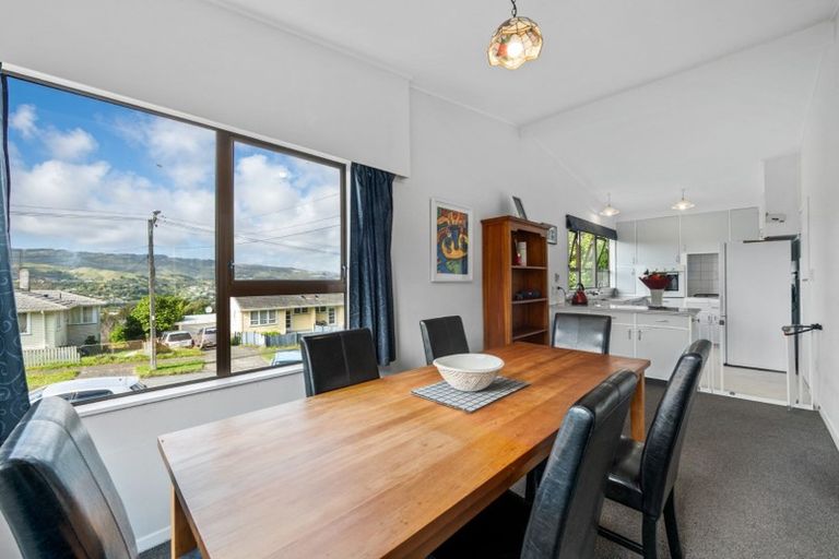 Photo of property in 43 Franklyn Road, Tawa, Wellington, 5028