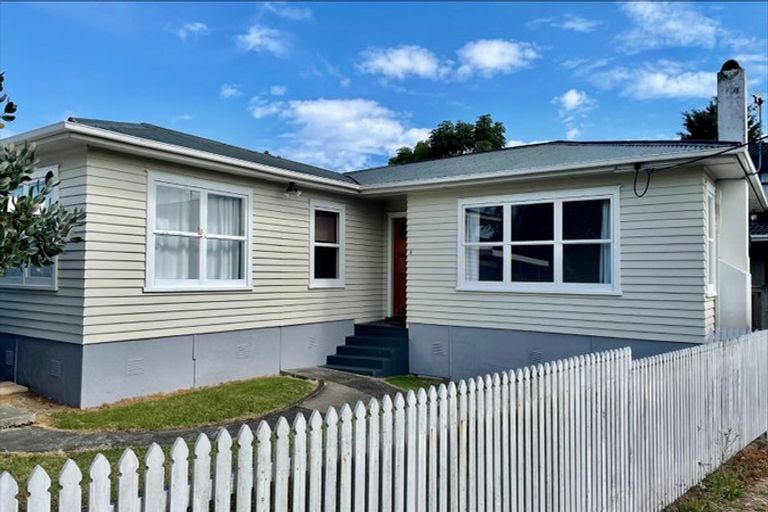Photo of property in 9 Gloria Avenue, Te Atatu Peninsula, Auckland, 0610