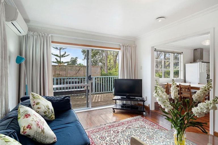 Photo of property in 2 Serwayne Place, Sunnyvale, Auckland, 0612