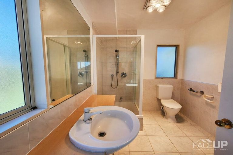 Photo of property in 20 Whiting Grove, West Harbour, Auckland, 0618