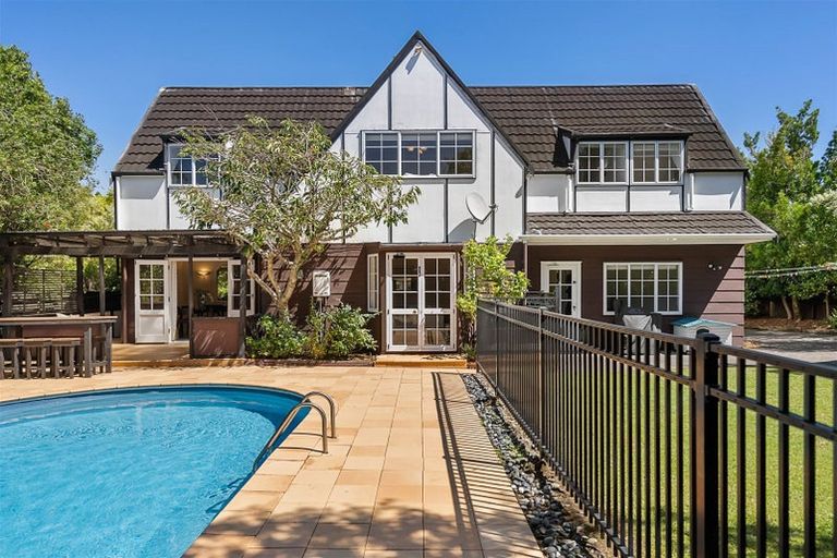 Photo of property in 2 Fitzpatrick Place, Chatswood, Auckland, 0626