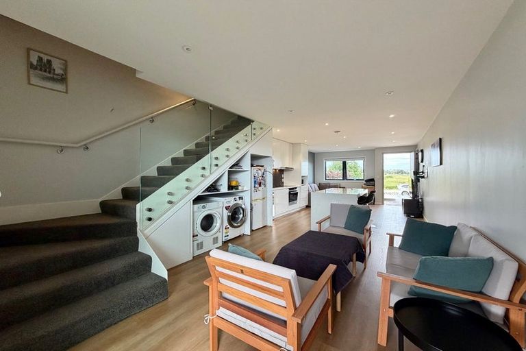 Photo of property in 39 Otuwairoa Esplanade, Opaheke, Papakura, 2113