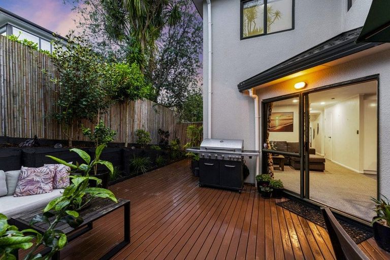 Photo of property in 2/22 Merton Avenue, Glenfield, Auckland, 0627