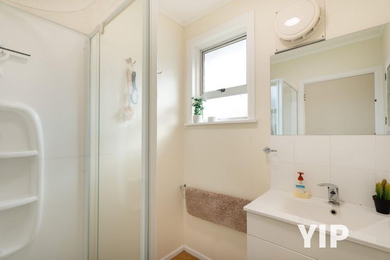 Photo of property in 62 Ruskin Road, Newlands, Wellington, 6037