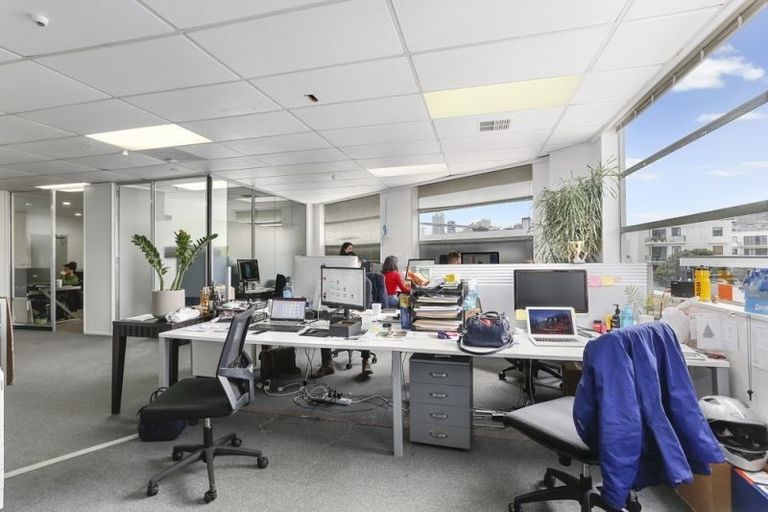 Photo of property in 1/2 College Road, Northcote, Auckland, 0627