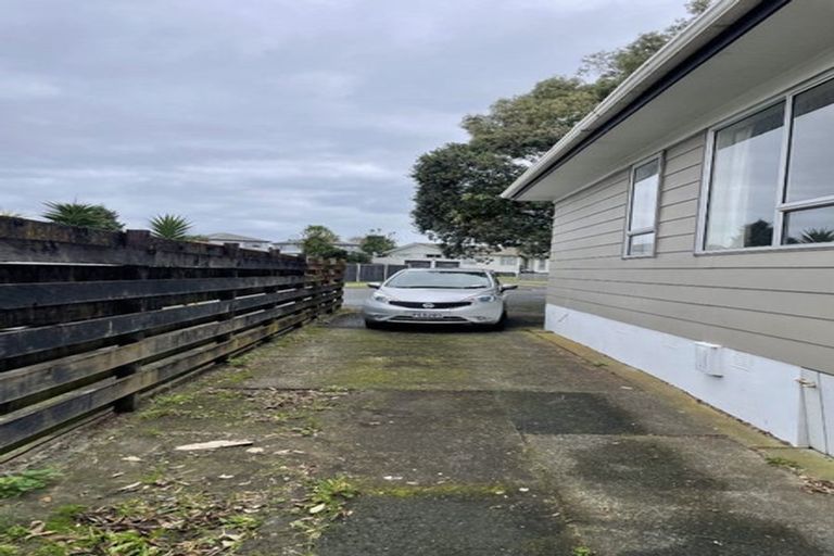 Photo of property in 28 Hinton Place, Weymouth, Auckland, 2103