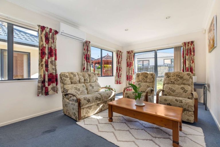 Photo of property in 16 Ewhurst Place, Goodwood Heights, Auckland, 2105