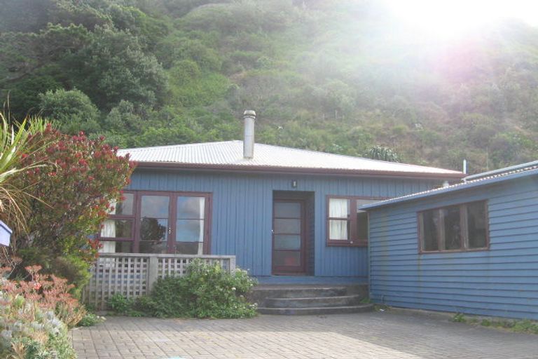Photo of property in 108 Breaker Bay Road, Breaker Bay, Wellington, 6022