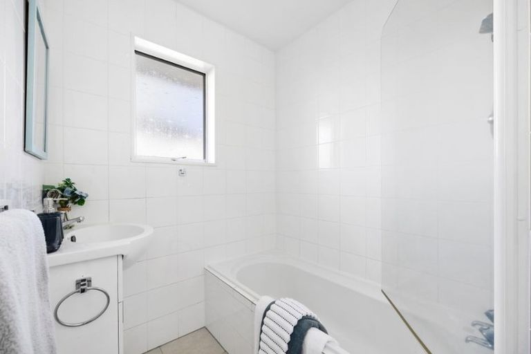 Photo of property in 1/27 Shanaway Rise, Hillcrest, Auckland, 0627