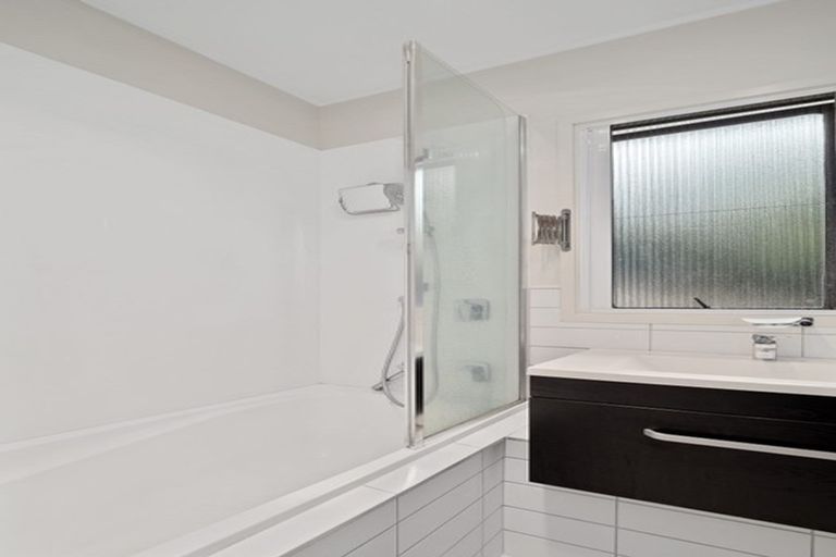 Photo of property in 112 Spinella Drive, Bayview, Auckland, 0629