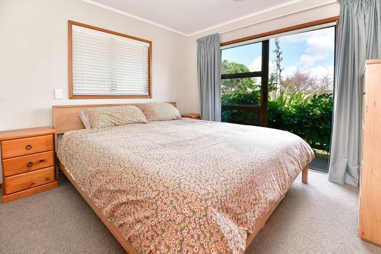 Photo of property in 33 Jelas Road, Red Beach, 0932