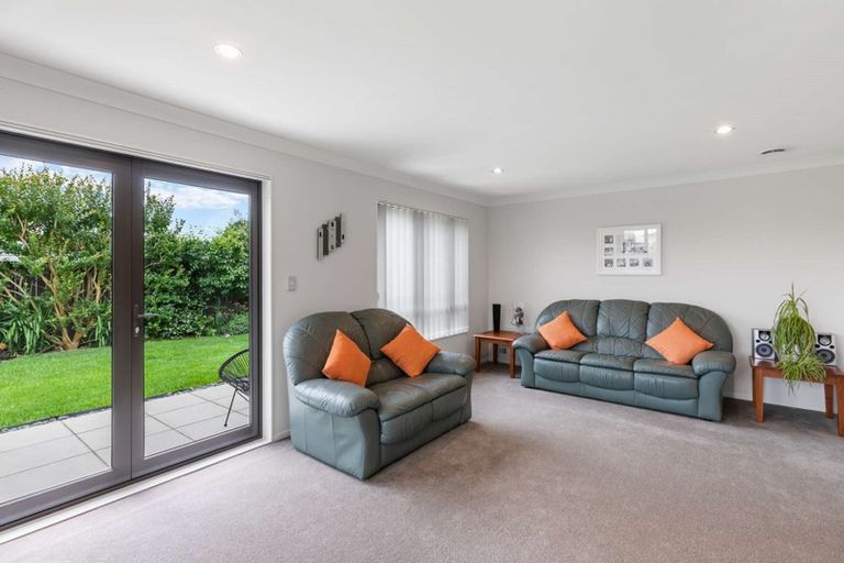 Photo of property in 13 Breaker Grove, Waiuku, 2123