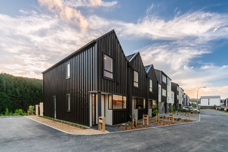 Photo of property in 92 Ara Paiwhenua, Tawa, Wellington, 5028