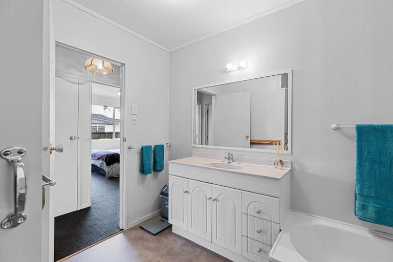 Photo of property in 19 Dunk Place, Milson, Palmerston North, 4414