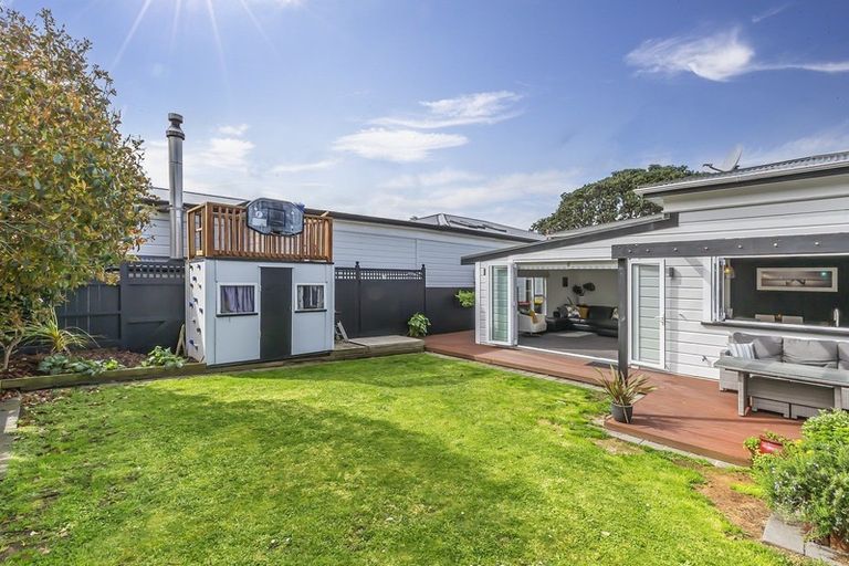 Photo of property in 56 Derwent Street, Island Bay, Wellington, 6023