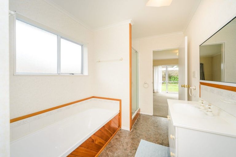 Photo of property in 4 Royal Oak Drive, Kelvin Grove, Palmerston North, 4414