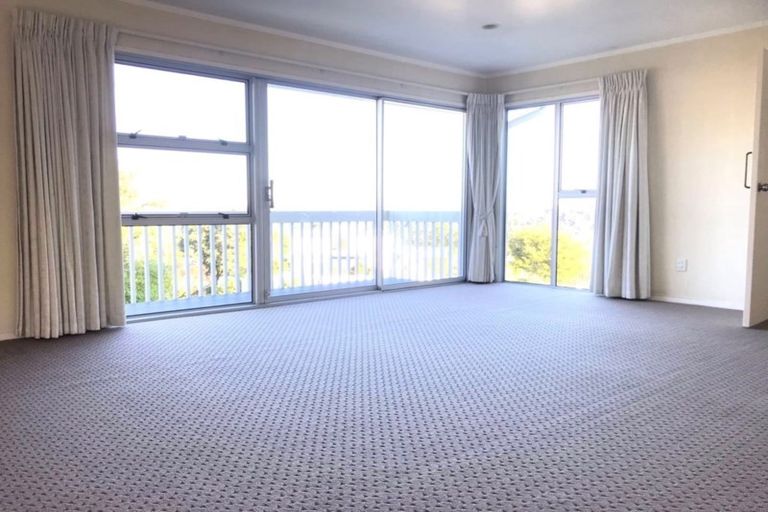 Photo of property in 1 Calman Place, Chatswood, Auckland, 0626