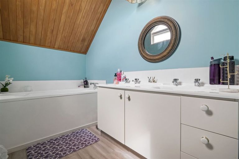 Photo of property in 4 Ball Lane, Redcliffs, Christchurch, 8081