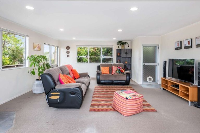 Photo of property in 135 Aviemore Drive, Highland Park, Auckland, 2010