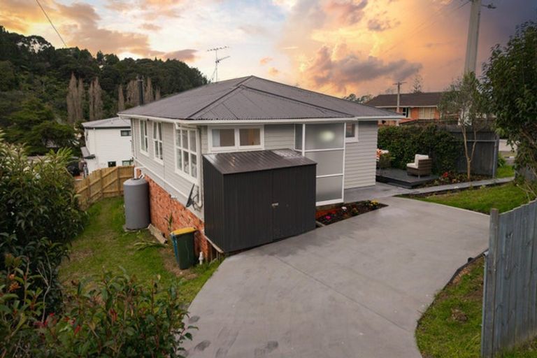 Photo of property in 2 Lowtherhurst Road, Massey, Auckland, 0614