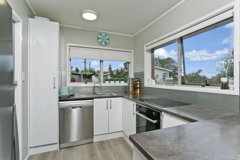 Photo of property in 2/2 Lambrown Drive, Totara Vale, Auckland, 0629